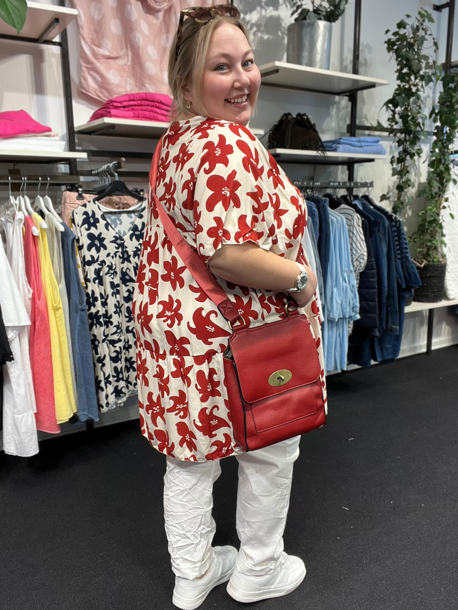 Ingrid viskose tunika, som er til plussize pigen. Tunikaen er perfekt til plus pigen fordi den går ud i a-facon og har et rigtig godt brystmål, hvor de fleste vil kunne være med. 