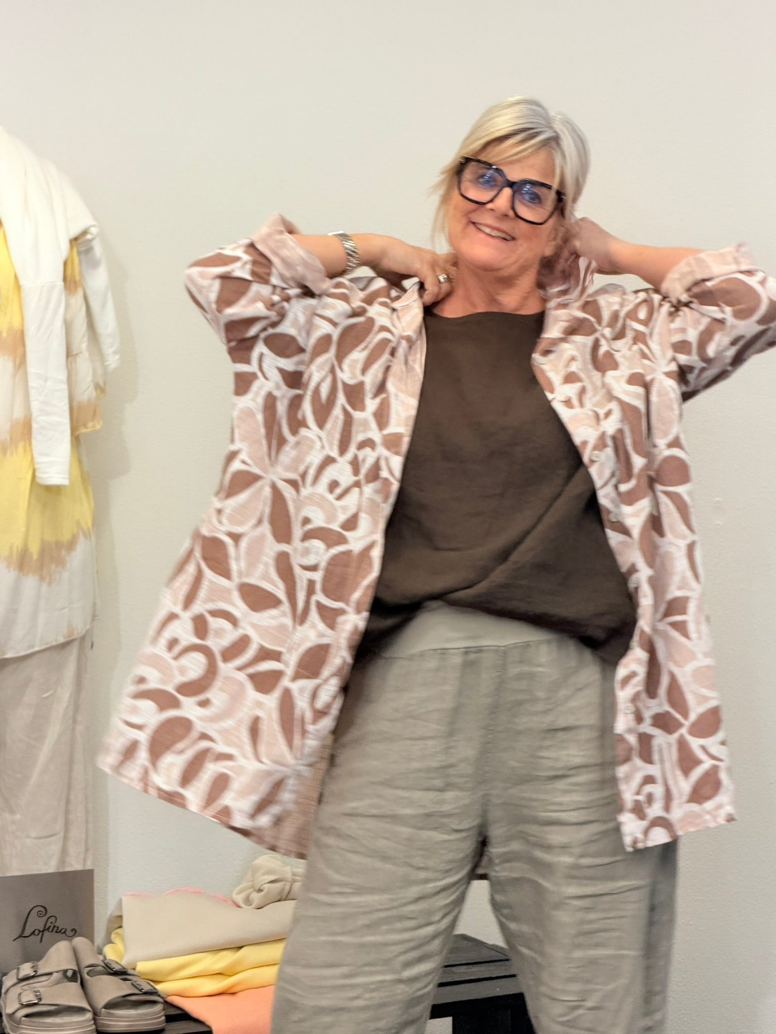 Irene plussize Skjorte er designet til kvinden, der ønsker et stilrent og alsidigt look uden at gå på kompromis med komforten. Den har et tidløst udtryk, som gør den nem at style – uanset om du vælger et afslappet hverdagslook eller en mere elegant styling.100% bomuld er vi jo alle vild med 