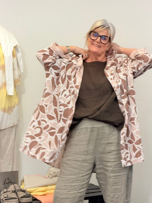 Irene plussize Skjorte er designet til kvinden, der ønsker et stilrent og alsidigt look uden at gå på kompromis med komforten. Den har et tidløst udtryk, som gør den nem at style – uanset om du vælger et afslappet hverdagslook eller en mere elegant styling.100% bomuld er vi jo alle vild med 