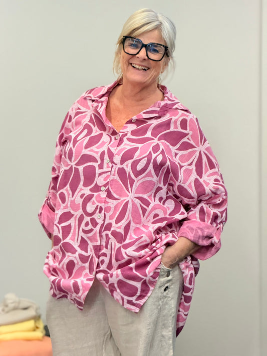 Irene plussize Skjorte er designet til kvinden, der ønsker et stilrent og alsidigt look uden at gå på kompromis med komforten. Den har et tidløst udtryk, som gør den nem at style – uanset om du vælger et afslappet hverdagslook eller en mere elegant styling.100% bomuld er vi jo alle vild med 