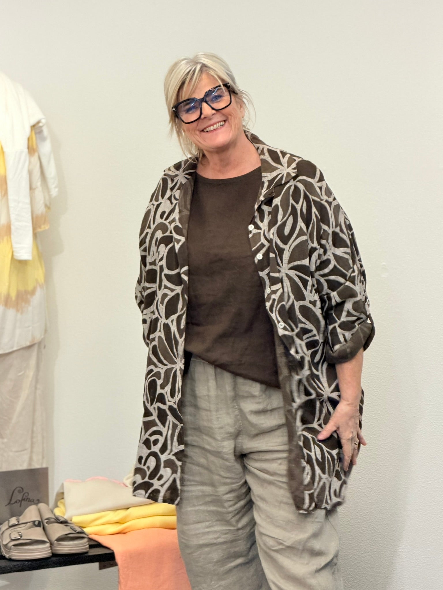 Irene plussize Skjorte er designet til kvinden, der ønsker et stilrent og alsidigt look uden at gå på kompromis med komforten. Den har et tidløst udtryk, som gør den nem at style – uanset om du vælger et afslappet hverdagslook eller en mere elegant styling.100% bomuld er vi jo alle vild med 