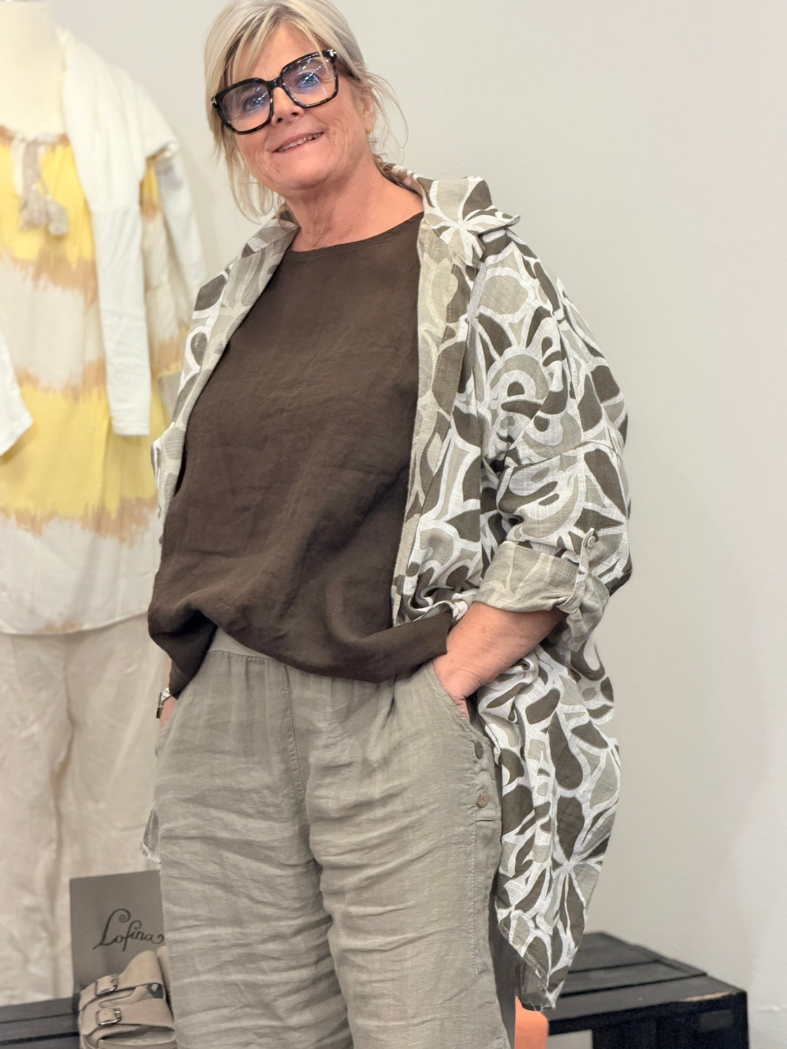 Irene plussize Skjorte er designet til kvinden, der ønsker et stilrent og alsidigt look uden at gå på kompromis med komforten. Den har et tidløst udtryk, som gør den nem at style – uanset om du vælger et afslappet hverdagslook eller en mere elegant styling.100% bomuld er vi jo alle vild med 