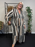 Lækker plus size kjole, perfekt til fester eller også bare hverdagsbrug. Den er i en god a-facon, med 7/8 dels ærmer der har trompeteffekt og v-hals med stolpelukning. Den findes i to farver hhv. brun og sort