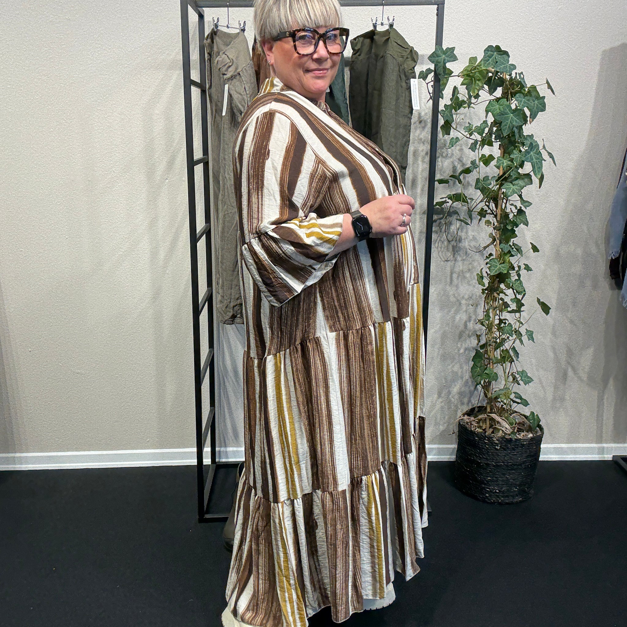 Irmalang plussize kjole denne er i brun men findes også i andre farver.