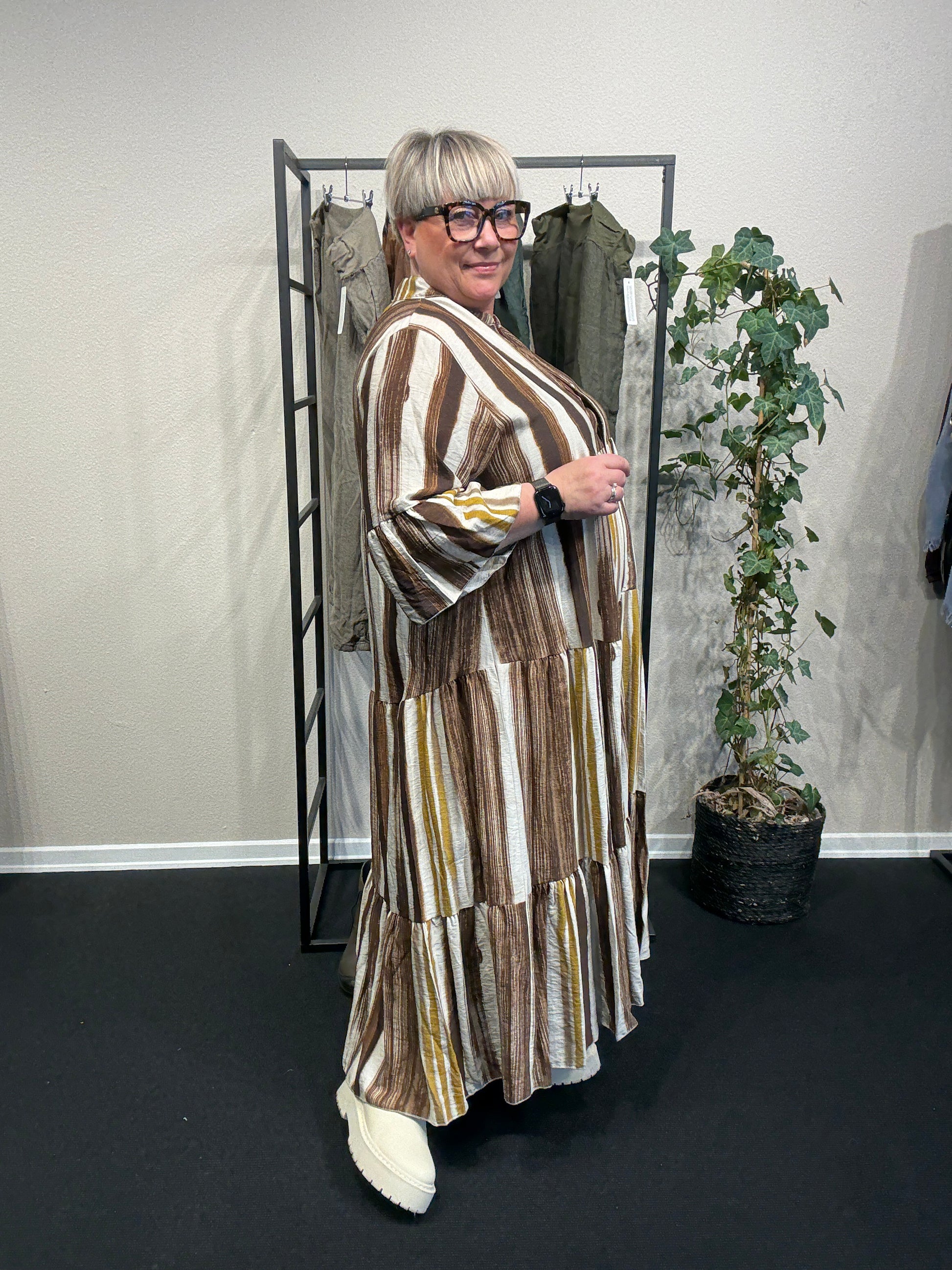 Irmalang plussize kjole denne er i brun men findes også i andre farver.