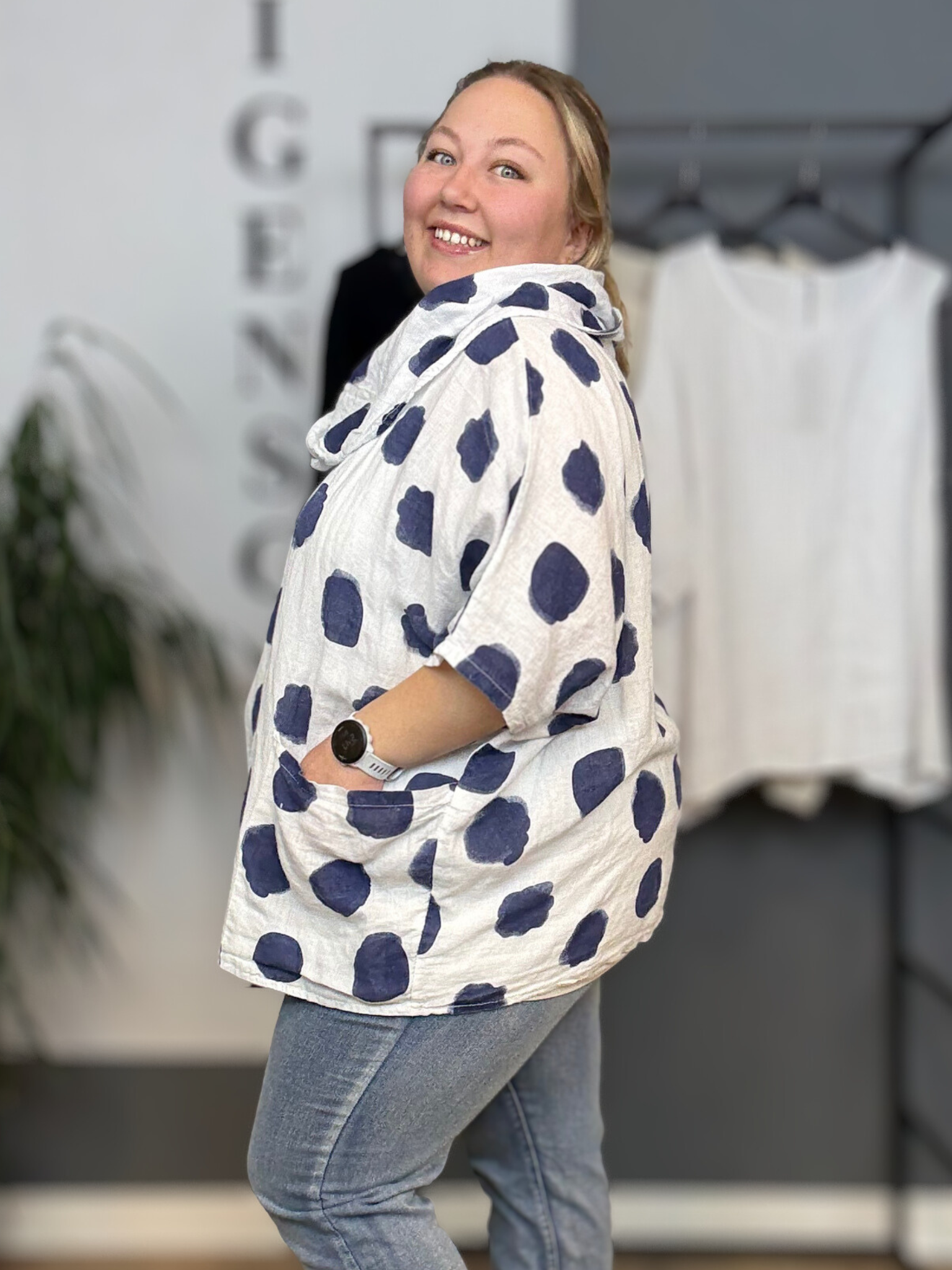 Plus size hørtunika Jasmin i blødt, åndbart hør, designet med løs pasform for maksimal komfort og bevægelsesfrihed.