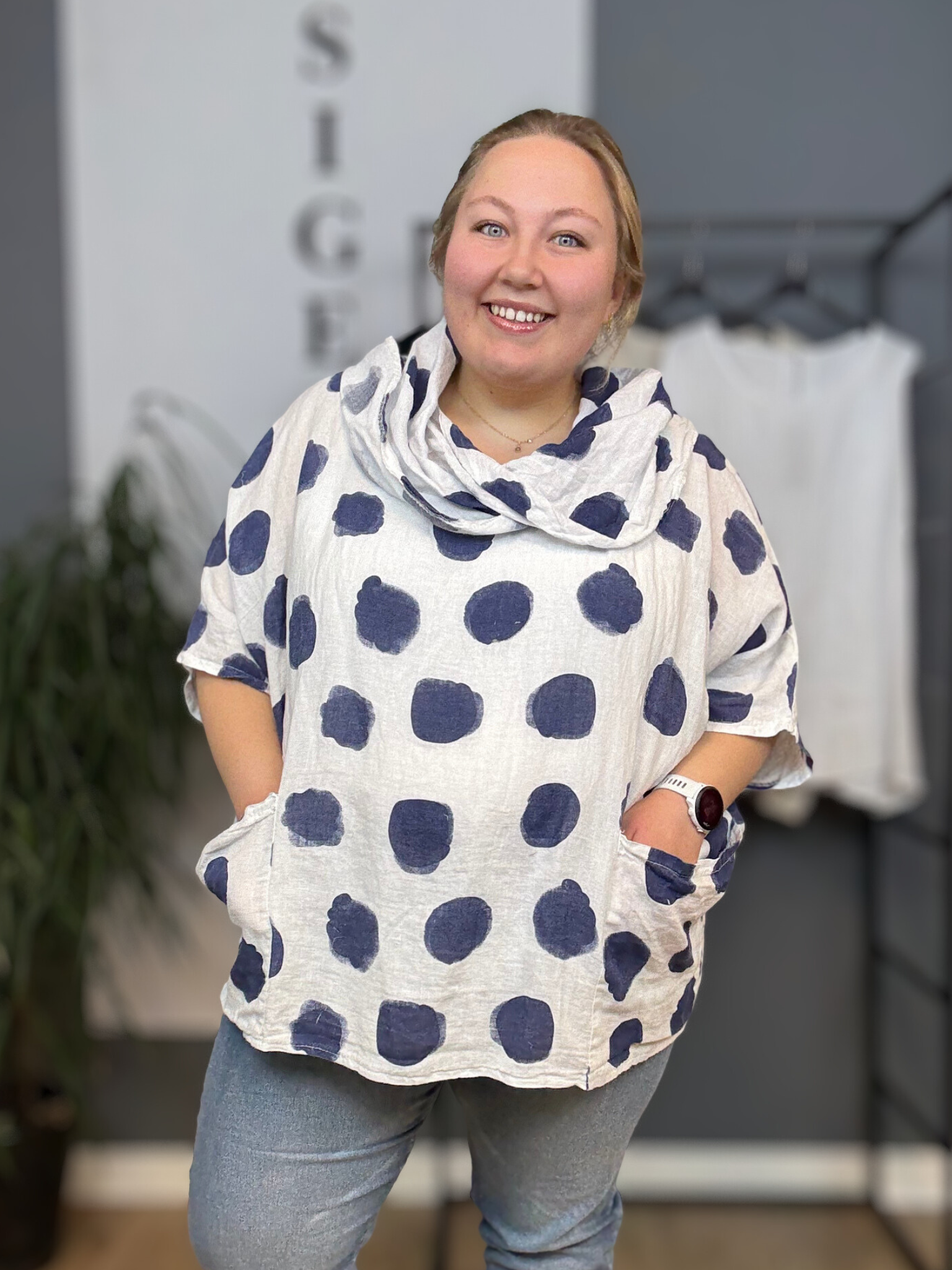 Plus size hørtunika Jasmin i blødt, åndbart hør, designet med løs pasform for maksimal komfort og bevægelsesfrihed.