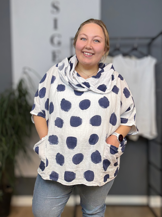 Plus size hørtunika Jasmin i blødt, åndbart hør, designet med løs pasform for maksimal komfort og bevægelsesfrihed.