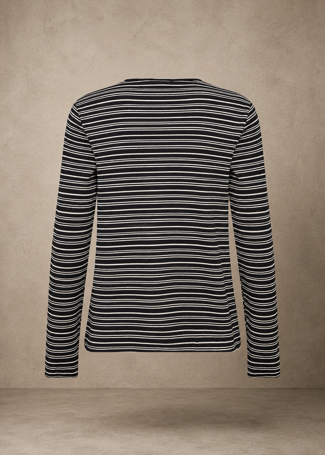 Dejlig langærmet t-shirt fra Wasabi. Den er i en skøn bomuldskvalitet i striber og med en stolpelukning foran, som er en sød detalje. 