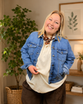 Plus size jeans jakke med masser af stræk. Den er fra Only Carmakoma og går fra en str. 42 til str. 54.

Baggrunden på billedet er generet vha. AI teknologi.