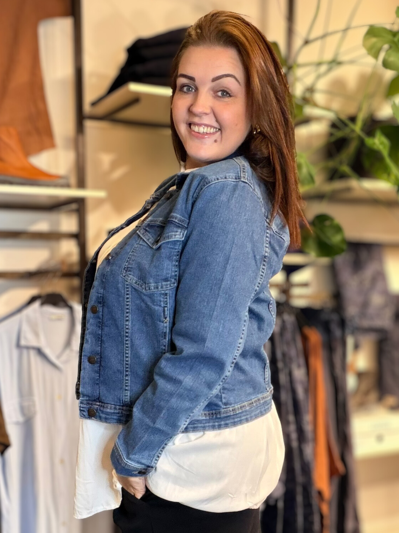 Plus size jeans jakke med masser af stræk. Den er fra Only Carmakoma og går fra en str. 42 til str. 54.