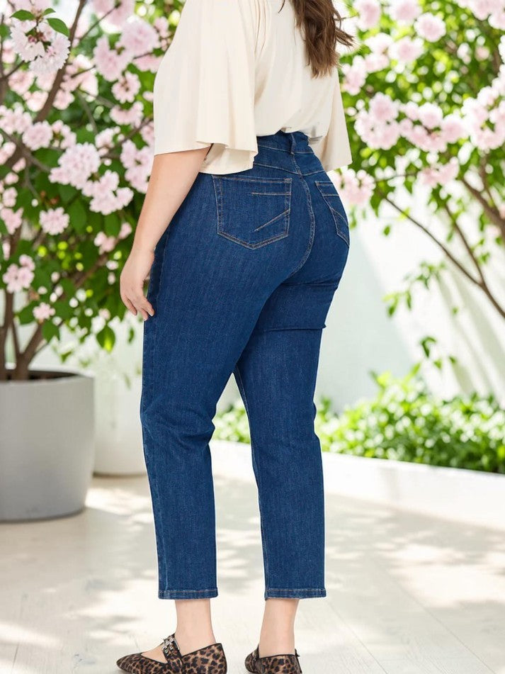 Smart jeans med flotte detaljer. De går fra en str. 42 til og med en str. 58. De er fra Wasabi Concept, og kan bruges til både hverdagsbrug og fest.