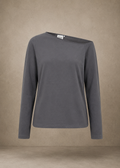 T-shirt med asymmetrisk krave og lange ærmer. Den er anderledes og enkelt på samme tid. Perfekt til plus size kvinden som gerne vil skille sig ud. 