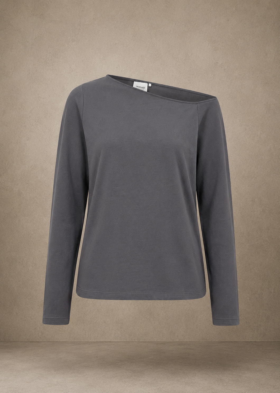 T-shirt med asymmetrisk krave og lange ærmer. Den er anderledes og enkelt på samme tid. Perfekt til plus size kvinden som gerne vil skille sig ud. 