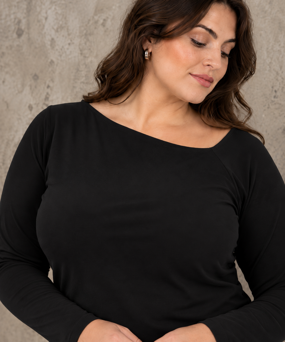 T-shirt med asymmetrisk krave og lange ærmer. Den er anderledes og enkelt på samme tid. Perfekt til plus size kvinden som gerne vil skille sig ud. 