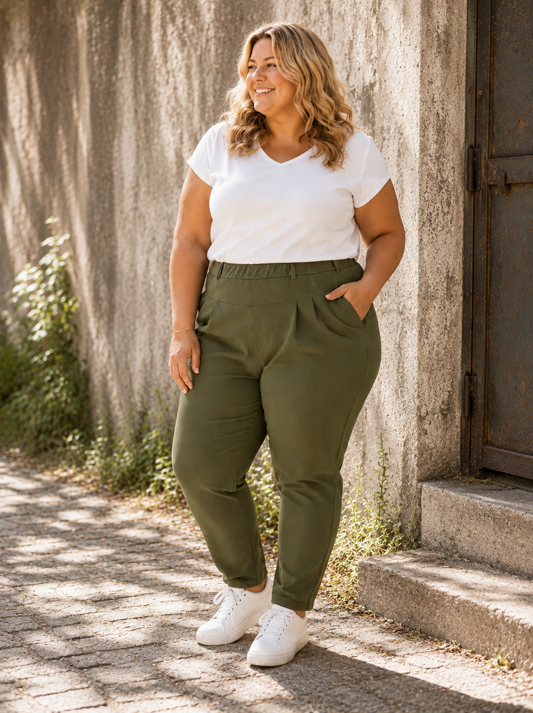 Jia buks i plus size med lange, smalle ben og rummelig pasform over maven, lavet i blødt elastisk materiale, komfortabel og flatterende, perfekt til hverdag og arbejde.

Billedet er genereret vha. AI.