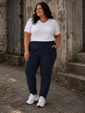 Jia buks i plus size med lange, smalle ben og rummelig pasform over maven, lavet i blødt elastisk materiale, komfortabel og flatterende, perfekt til hverdag og arbejde.

Billedet er genereret vha. AI.