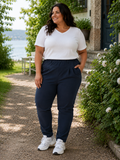 Jia buks i plus size med lange, smalle ben og rummelig pasform over maven, lavet i blødt elastisk materiale, komfortabel og flatterende, perfekt til hverdag og arbejde.

Billedet er genereret vha. AI.