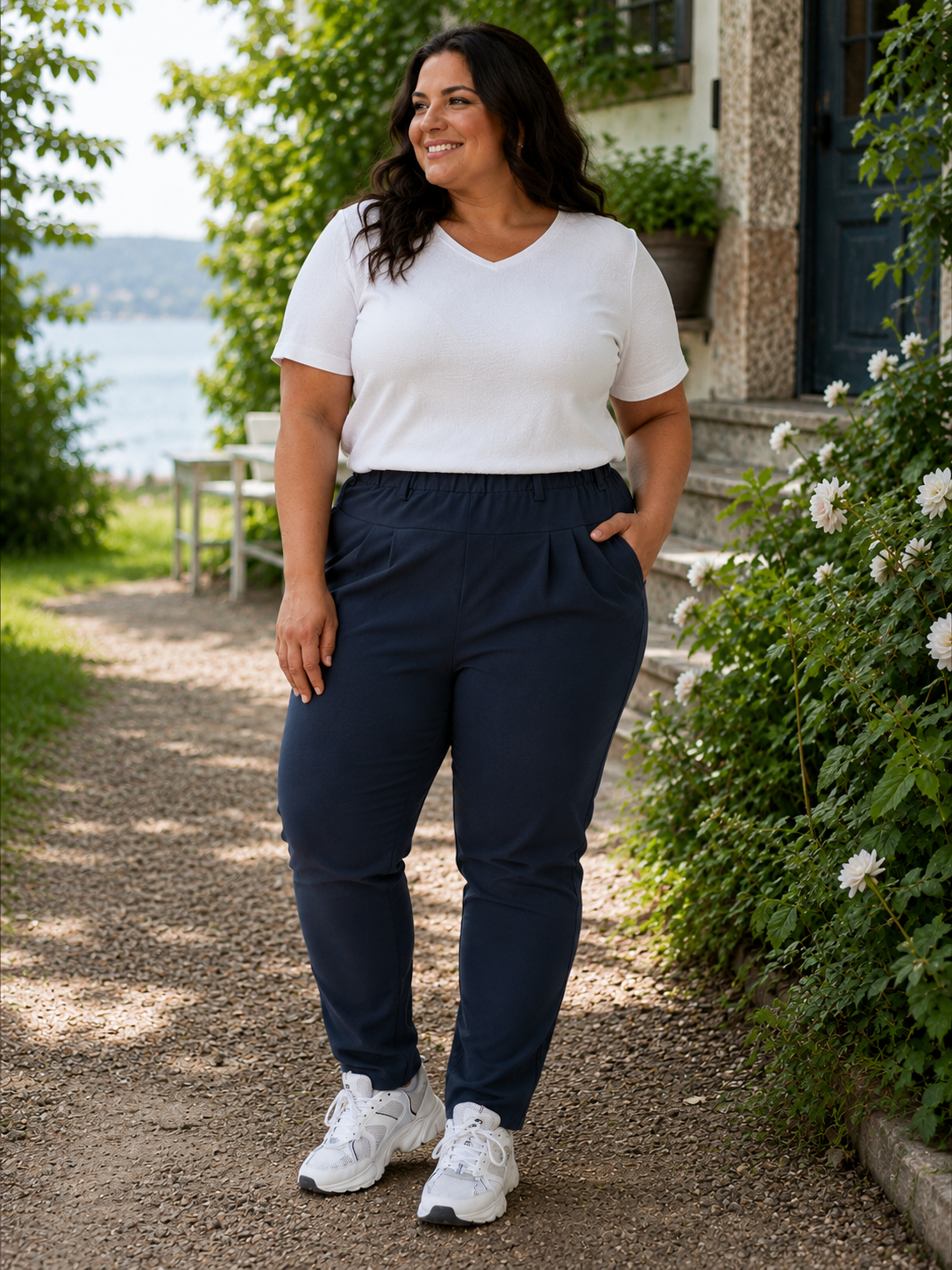 Jia buks i plus size med lange, smalle ben og rummelig pasform over maven, lavet i blødt elastisk materiale, komfortabel og flatterende, perfekt til hverdag og arbejde.

Billedet er genereret vha. AI.