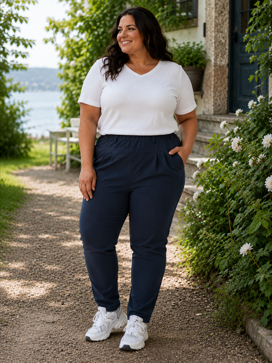 Jia buks i plus size med lange, smalle ben og rummelig pasform over maven, lavet i blødt elastisk materiale, komfortabel og flatterende, perfekt til hverdag og arbejde.

Billedet er genereret vha. AI.