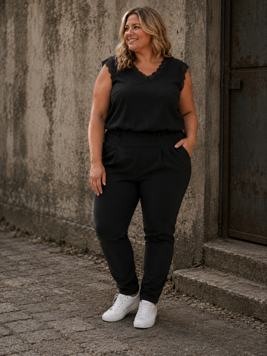 Jia buks i plus size med lange, smalle ben og rummelig pasform over maven, lavet i blødt elastisk materiale, komfortabel og flatterende, perfekt til hverdag og arbejde.

Billedet er genereret vha. AI.