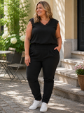 Jia buks i plus size med lange, smalle ben og rummelig pasform over maven, lavet i blødt elastisk materiale, komfortabel og flatterende, perfekt til hverdag og arbejde.

Billedet er genereret vha. AI.
