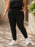 Jia buks i plus size med lange, smalle ben og rummelig pasform over maven, lavet i blødt elastisk materiale, komfortabel og flatterende, perfekt til hverdag og arbejde.

Billedet er genereret vha. AI.