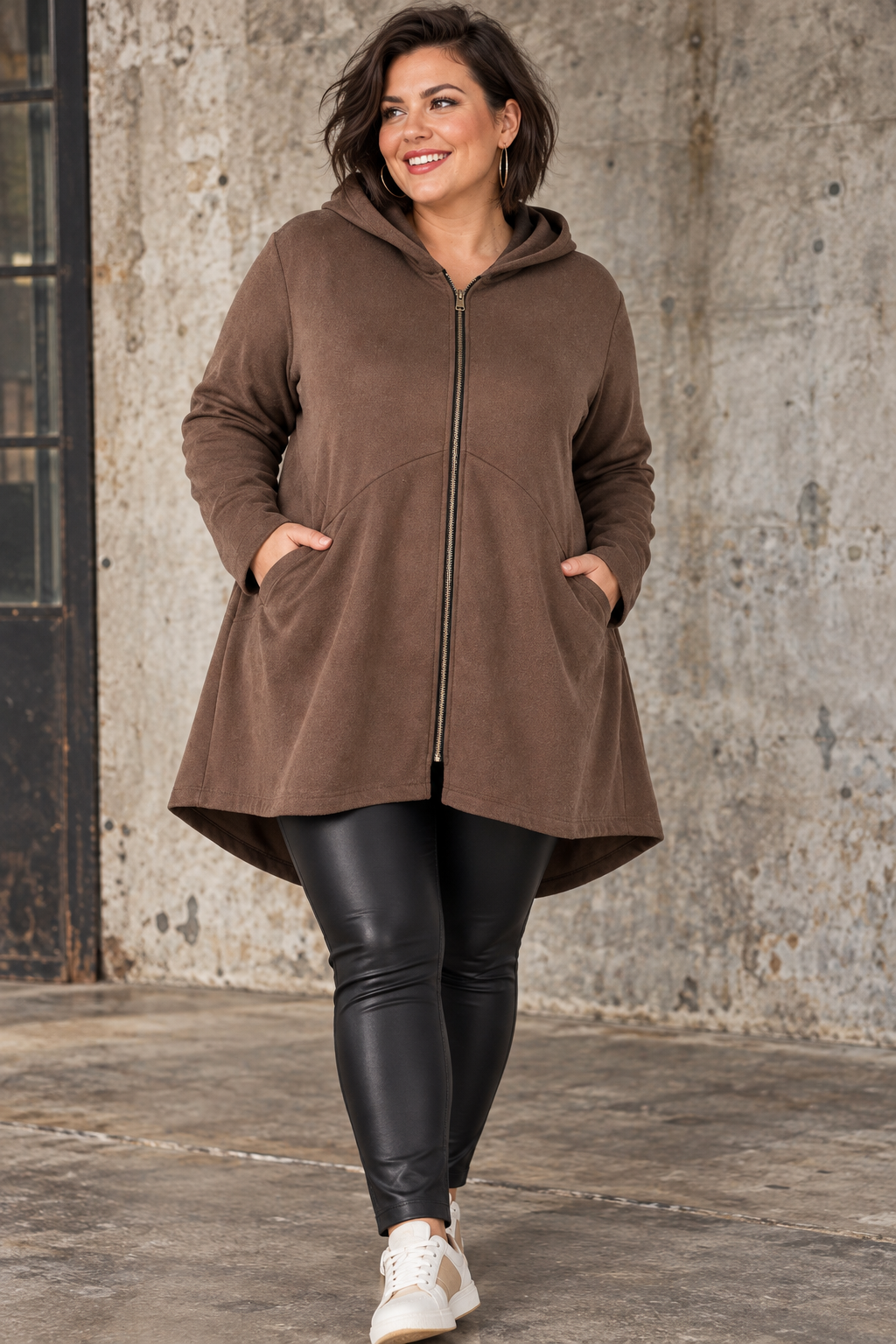 Imiteret Ruskind Jørgen A-facon plus size jakke med hætte, lynlås og lommer – vist på kurvet model. Billede er Ai generet 