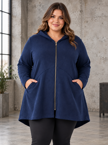 Imiteret Ruskind Jørgen A-facon plus size jakke med hætte, lynlås og lommer – vist på kurvet model. Billede er Ai generet 

