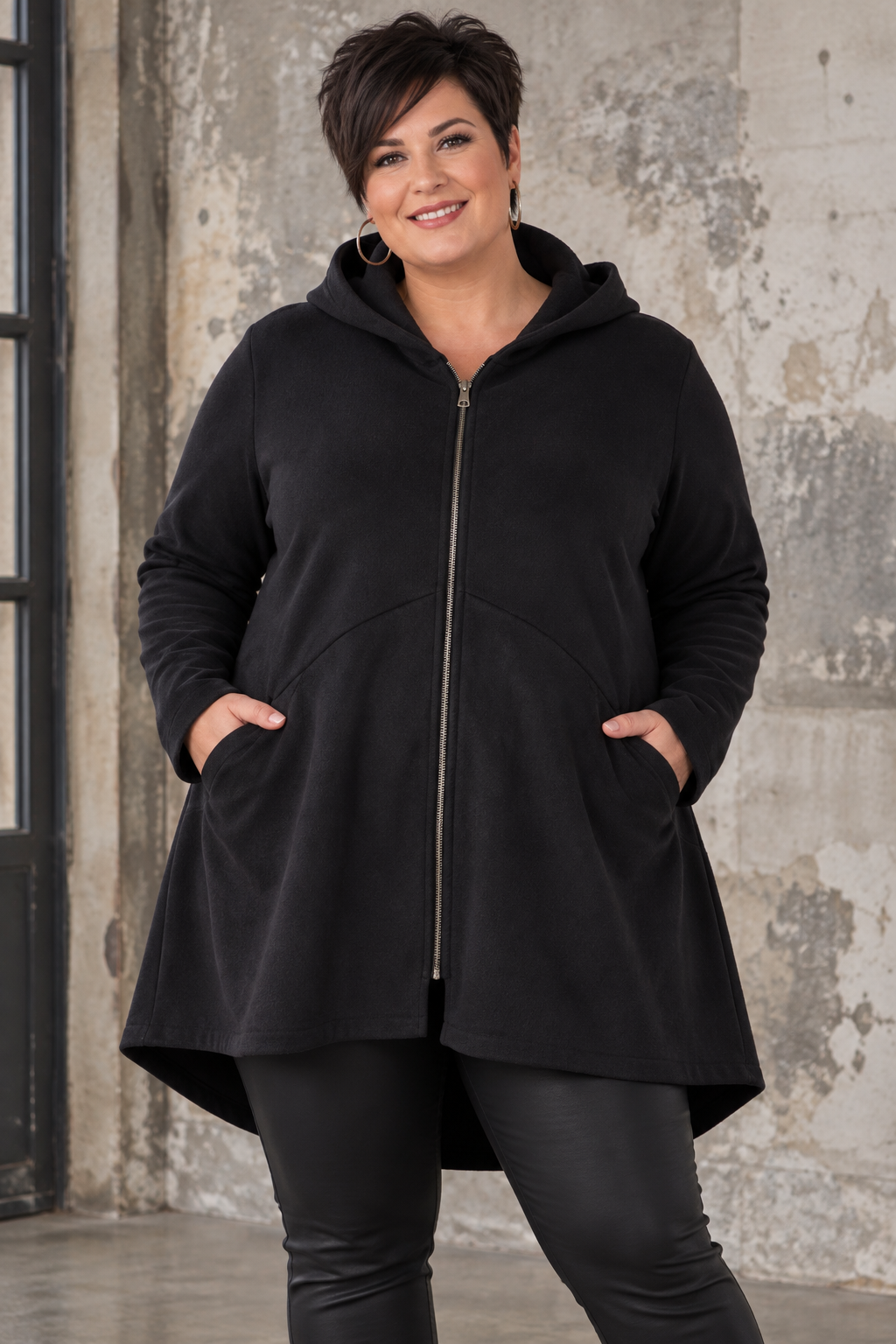 Imiteret Ruskind Jørgen A-facon plus size jakke med hætte, lynlås og lommer – vist på kurvet model. Billede er Ai generet 