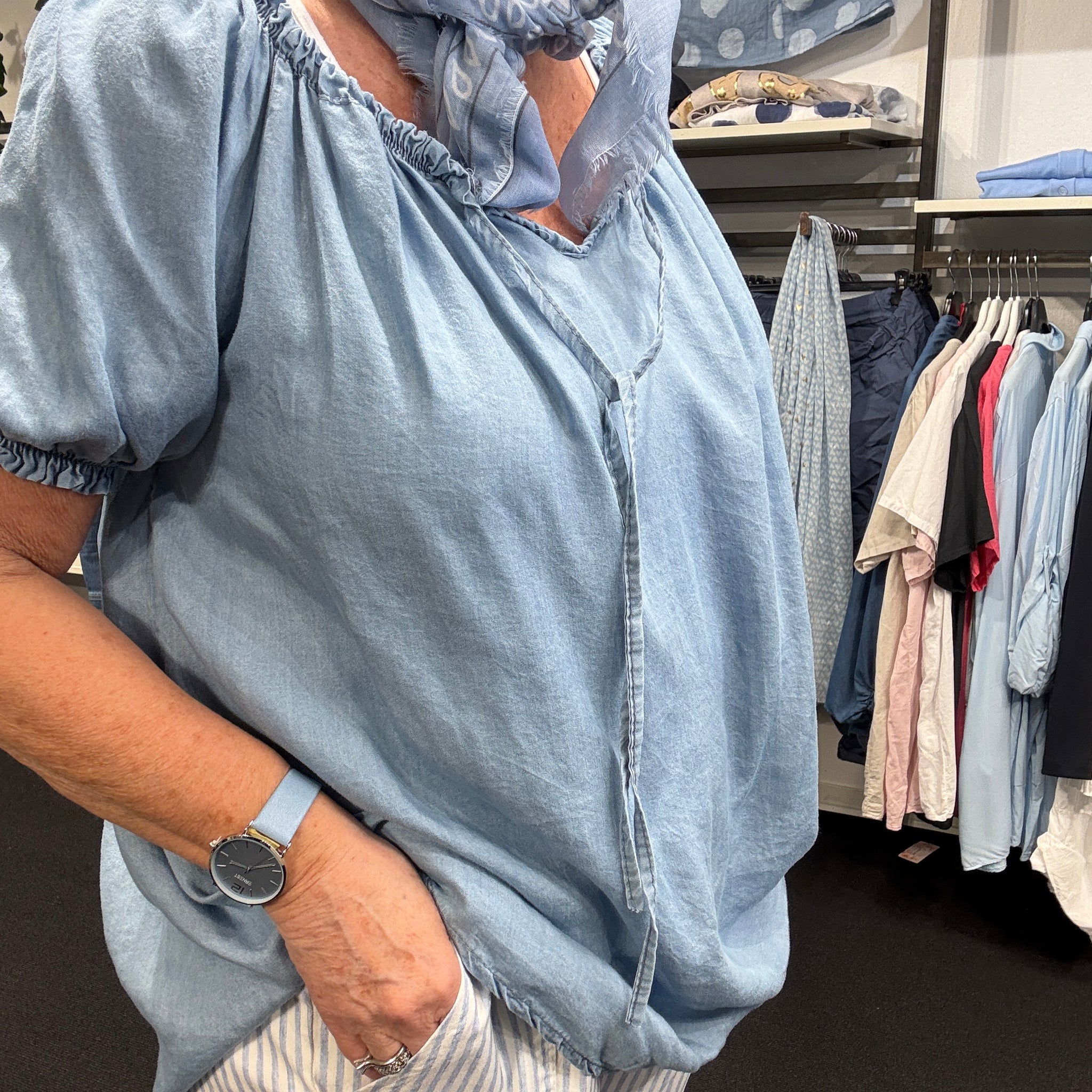 Plus size bluse i en blød tencel kvalitet med denim look. Den har en blød v-hals, som kan åbnes og lukkes med snøre. Derudover er der elastik ved ærme og halsåbning. 