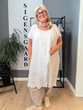 janne plussize blonde kjole i flere forskellig farver rummelig i facon kan være feminin  rå eller pyntet,her er det tilbehøret der bestemmer billed er 