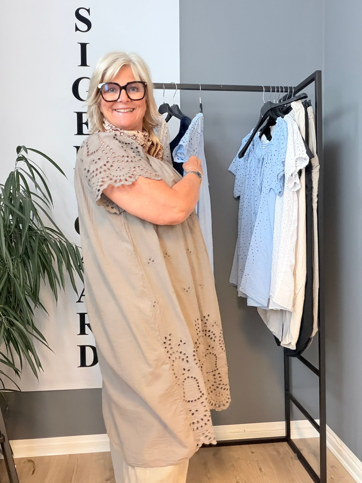 janne plussize blonde kjole i flere forskellig farver rummelig i facon kan være feminin  rå eller pyntet,her er det tilbehøret der bestemmer 