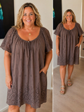 janne plussize blonde kjole i flere forskellig farver rummelig i facon kan være feminin  rå eller pyntet,her er det tilbehøret der bestemmer 