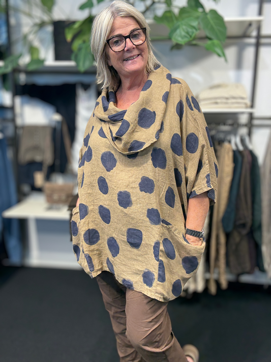 Smart Hørtunika med stor falde ned krave 3/4 langt ærme og med 2 lommer foran.