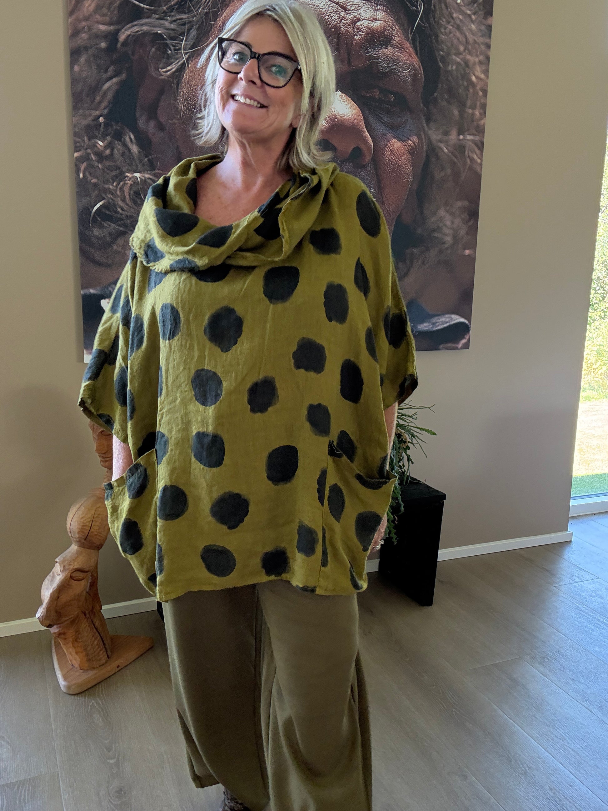 Jasmin hørtunika i oliven flot afslappet stil til pluspiger,findes i mange farver hos sigensgaard.dk