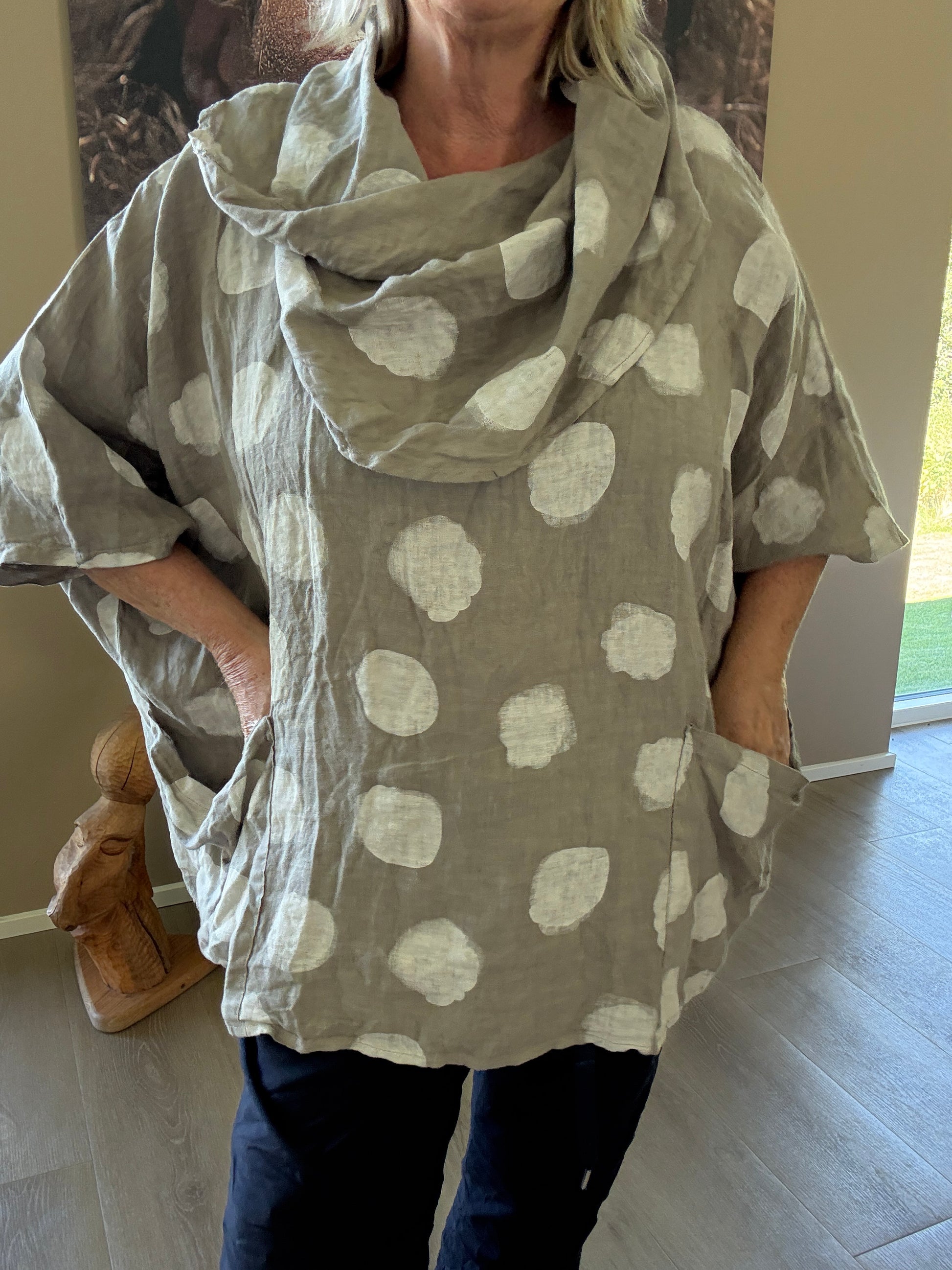 Jasmin hørtunika i sand plussize tunika i 100% hør fra Sigensgaard.dk