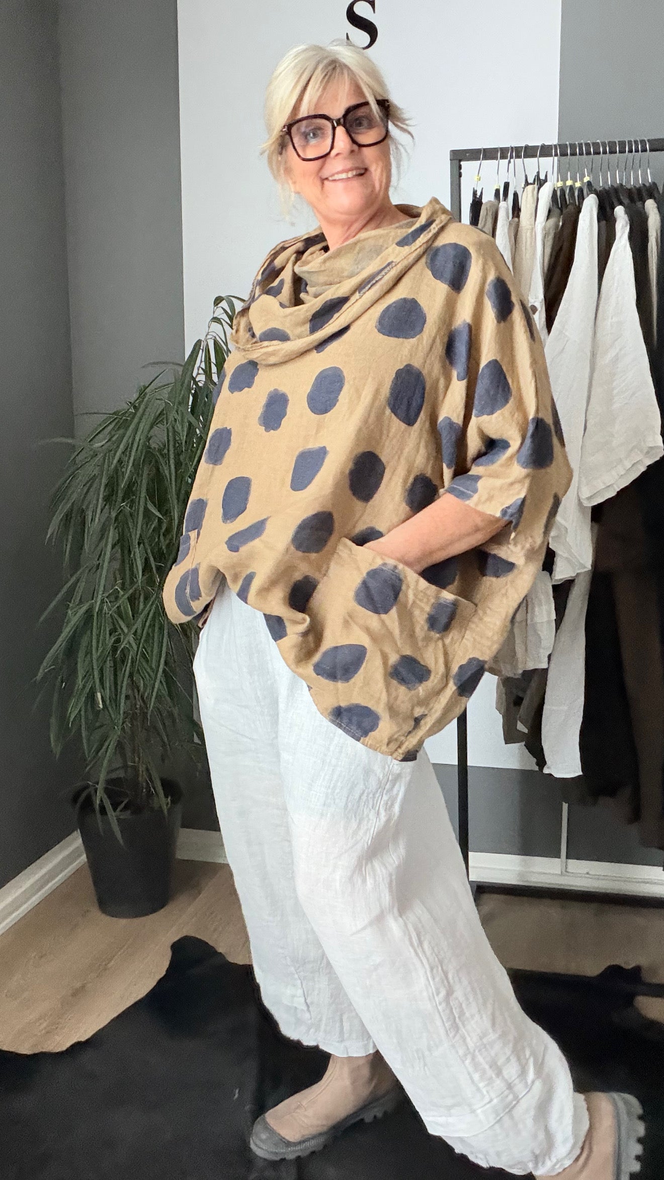 Jasmin hør tunika i camel her ses den i camel sammen med hvid hulda buks