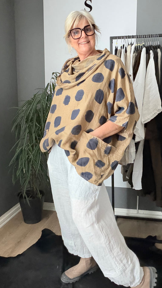 Jasmin hør tunika i camel her ses den i camel sammen med hvid hulda buks