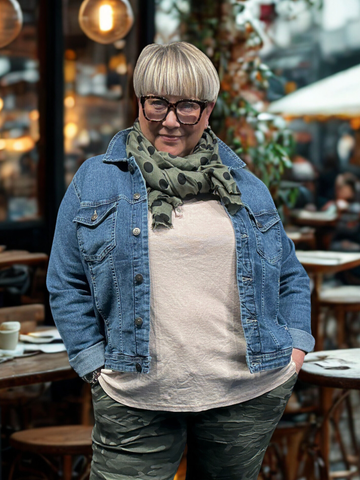 Plus size jeans jakke med masser af stræk. Den er fra Only Carmakoma og går fra en str. 42 til str. 54.

*Baggrund er genereret med AI
