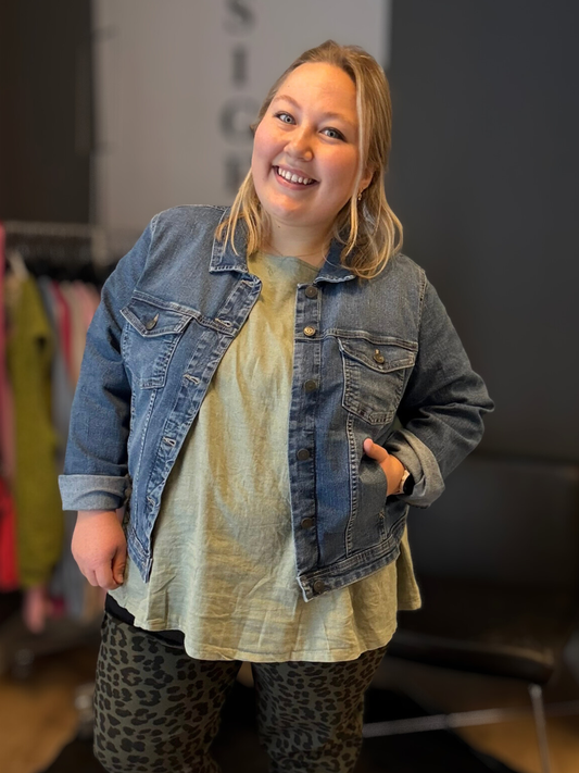Plus size jeans jakke med masser af stræk. Den er fra Only Carmakoma og går fra en str. 42 til str. 54.