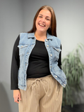 Lækker plus size denim vest som du vil elske. Den har det smarteste detaljer. Derudover er der massere af stræk. only carmakoma er smart kort vest ka noget.