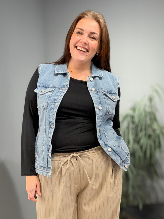 Lækker plus size denim vest som du vil elske. Den har det smarteste detaljer. Derudover er der massere af stræk. only carmakoma er smart kort vest ka noget.
