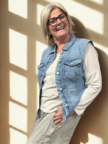 Lækker plus size denim vest som du vil elske. Den har det smarteste detaljer. Derudover er der massere af stræk. only carmakoma er smart kort vest ka noget.

*Baggrunden på billedet er AI-genereret