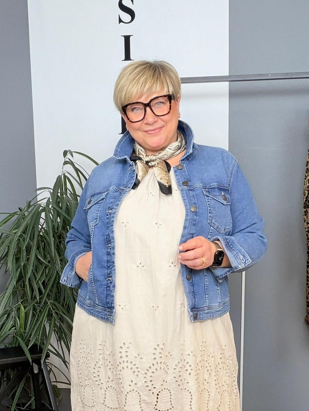 Plus size jeans jakke med masser af stræk. Den er fra Only Carmakoma og går fra en str. 42 til str. 54.