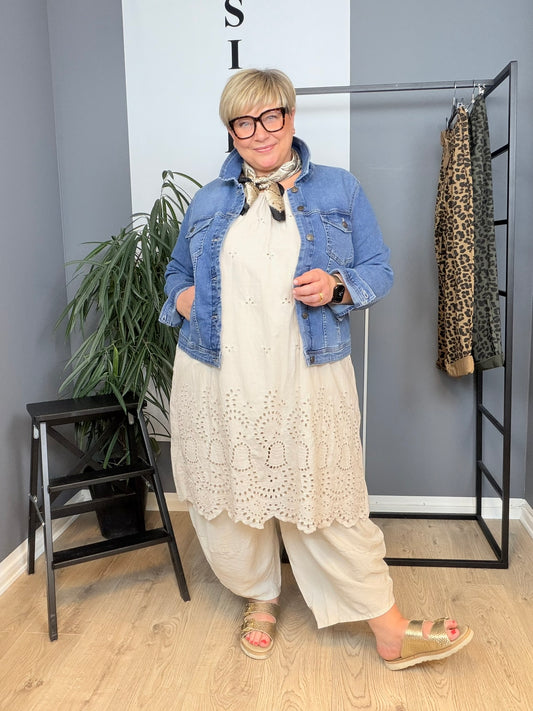 Plus size jeans jakke med masser af stræk. Den er fra Only Carmakoma og går fra en str. 42 til str. 54.