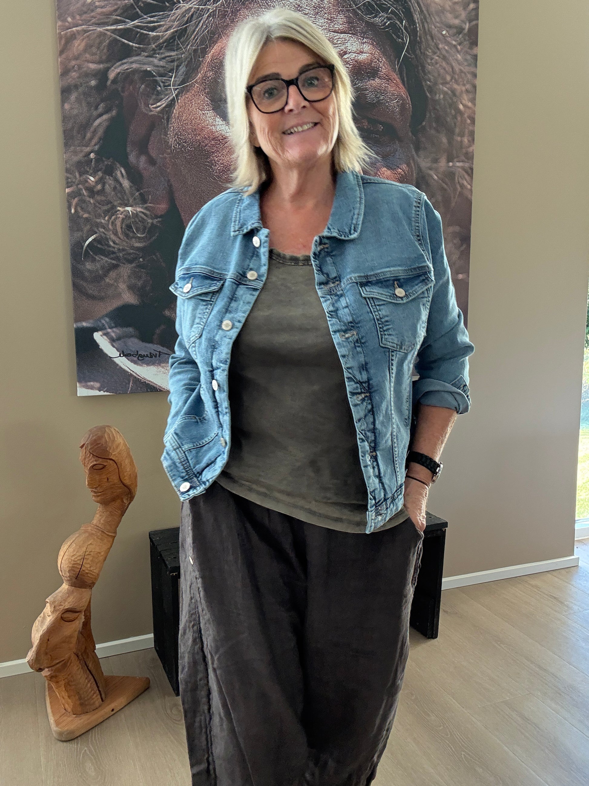 Plus size jeans jakke med masser af stræk. Den er fra Only Carmakoma og går fra en str. 42 til str. 54.