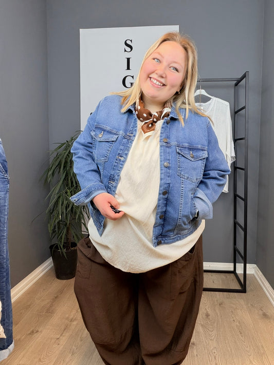 Plus size jeans jakke med masser af stræk. Den er fra Only Carmakoma og går fra en str. 42 til str. 54.