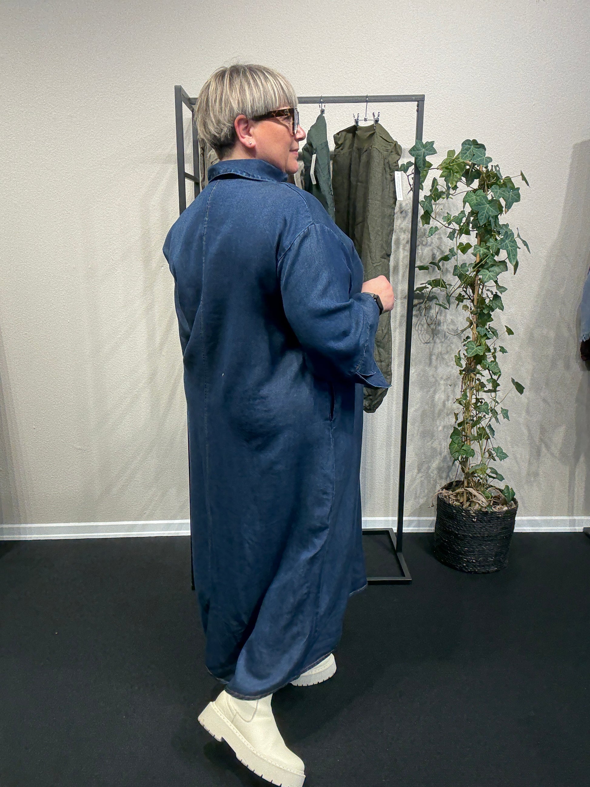 Jeans plussize kjole med den smukke hals  langt ærme og i en A-facon.