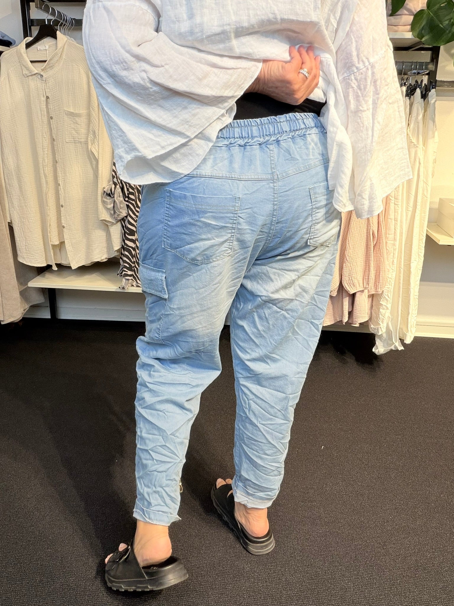 let plussize jeans elastik og bindebånd i liv  med lidt detaljer på ben.